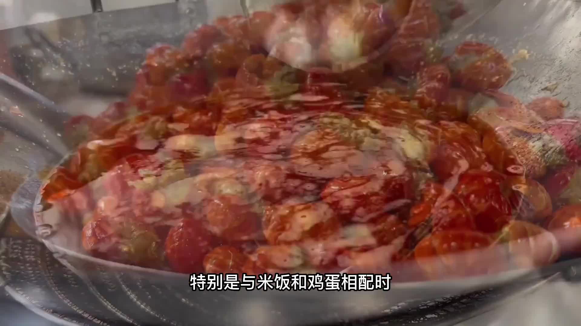 用小龙虾搭配猪油熬制虾油，味道真的好评如潮。