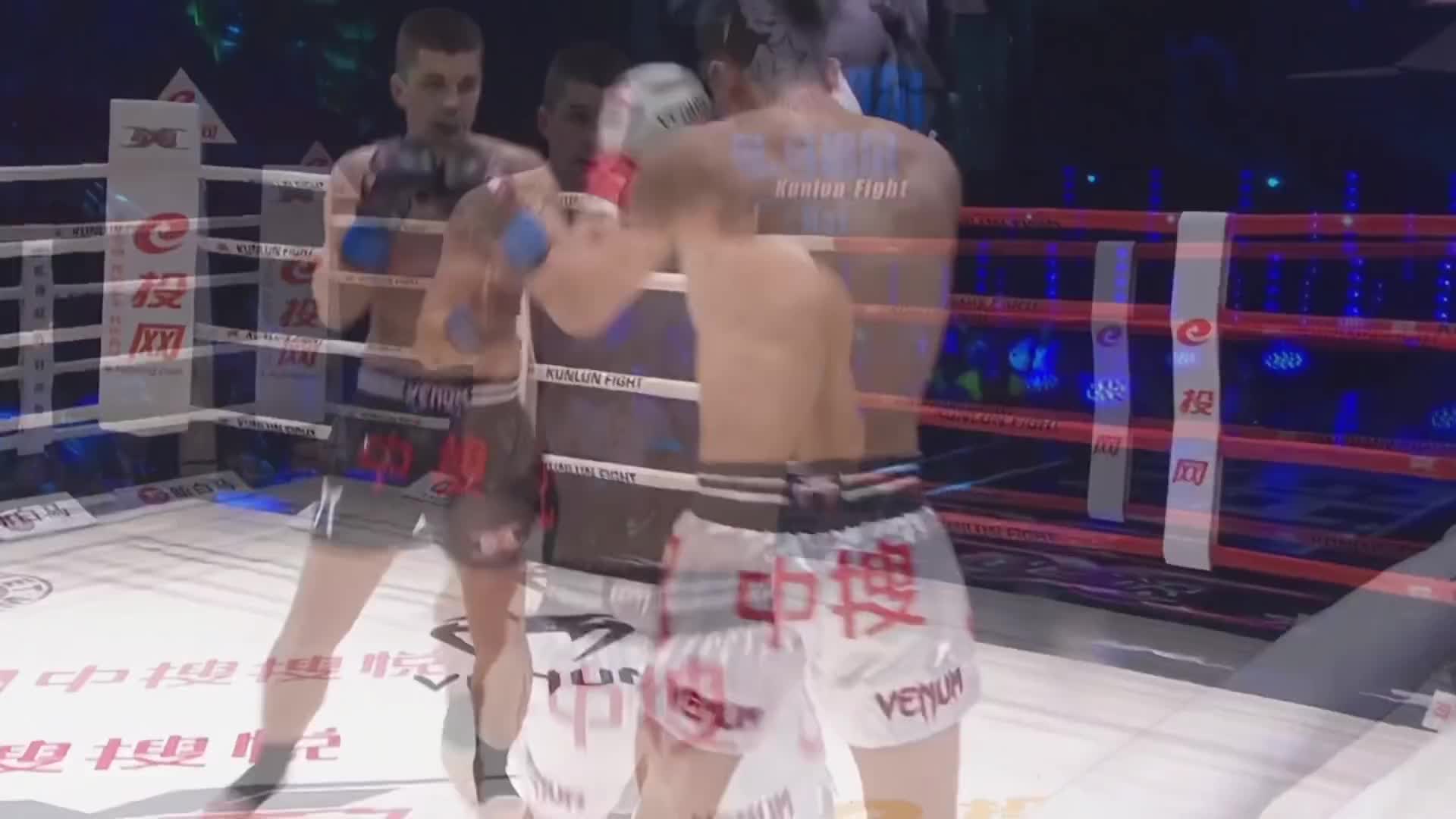 中国小伙苦练刁钻腿法！直接练成夺命侧踹，三腿将老外的脖子踹断