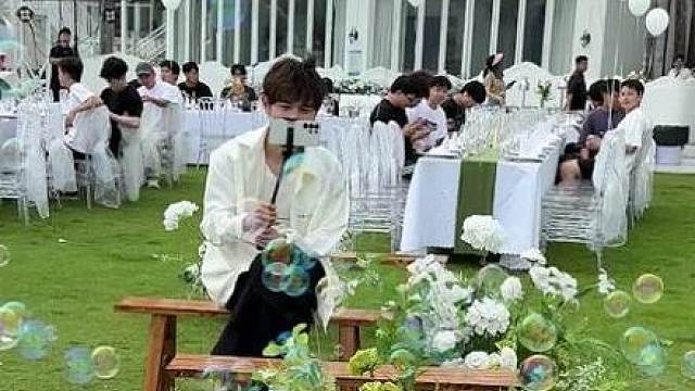 “我们无法判断某一瞬间的价值，直到它成为回忆！！”