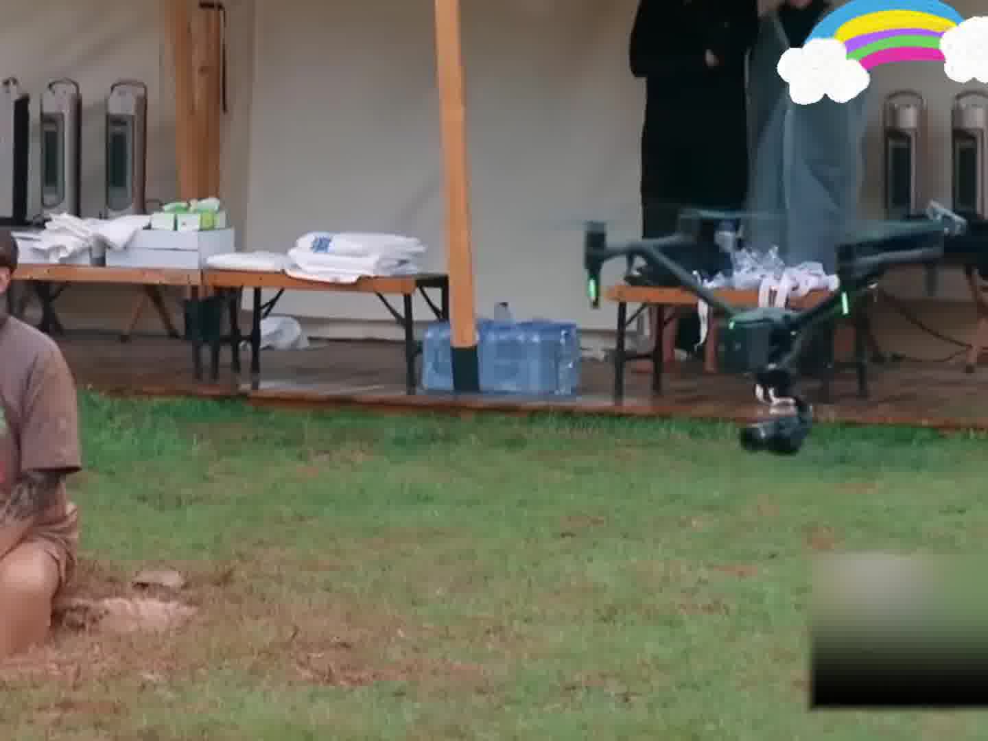 简直要被于洋笑死了，差点就被无人机吹感冒咯