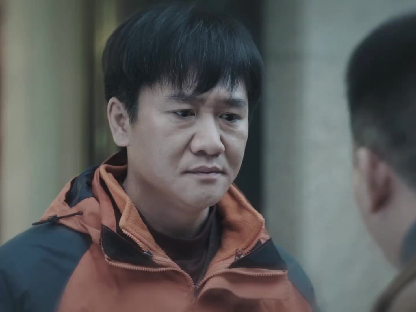 中年人好心帮忙却被黑心老板讹五万，事后还要下跪道歉，成年人的世界没有容易二字！