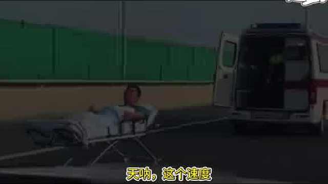 他眼睛睁开了，他看着我们