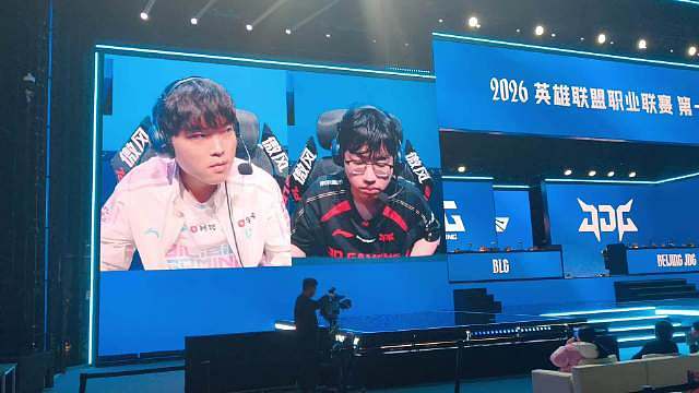 久等啦！Bin哥来北京太受欢迎啦，导播360度切视角，观众笑得前仰后合Bin也绷不住了 ​​​