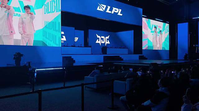 久等啦！Bin哥来北京太受欢迎啦，导播360度切视角，观众笑得前仰后合Bin也绷不住了 ​​​