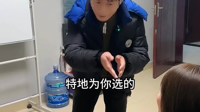 大过年的我都还在加班，不让你幺弟出点血才怪