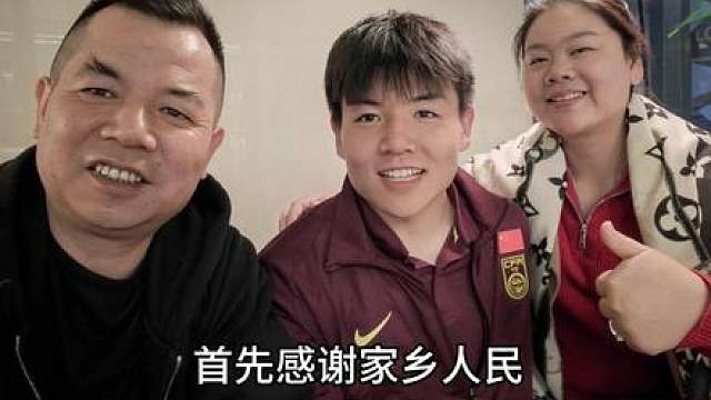 1月24日亚洲杯决赛中国vs日本，益阳籍球员徐彬的家人为U23国足加油！U23决赛