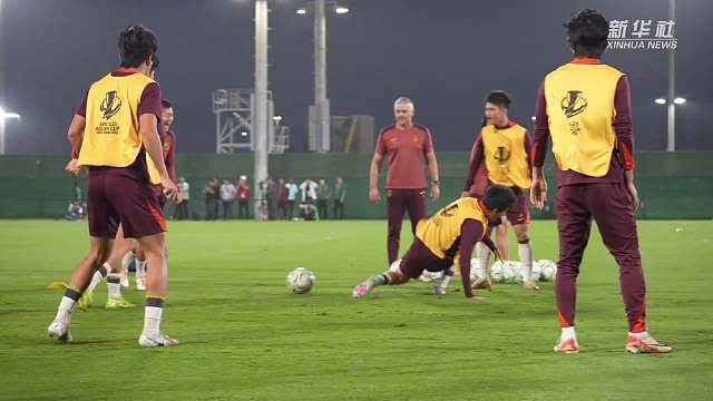 【直击：队内氛围轻松】当地时间23日，中国队在沙特阿拉伯吉达完成U23男足亚洲杯决赛前最后一练。训练