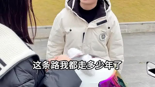 你早说四川话不早走了吗？说什么普通话呀，呸，显眼包，哼！