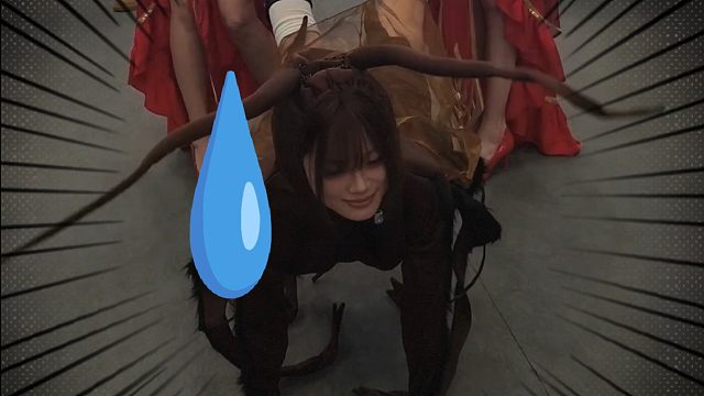 太抽象了！萌妹广州黄金赛现场COS大蟑螂！