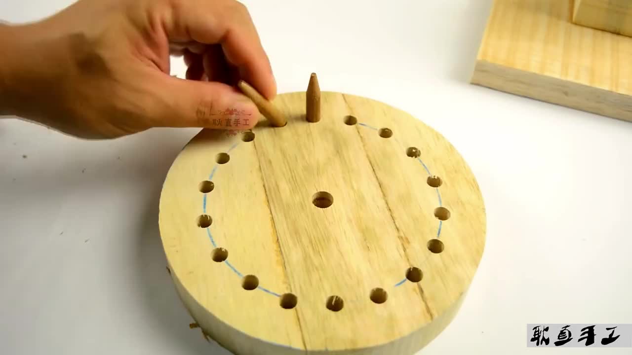 利用几块木板制作出非常实用的擀面机