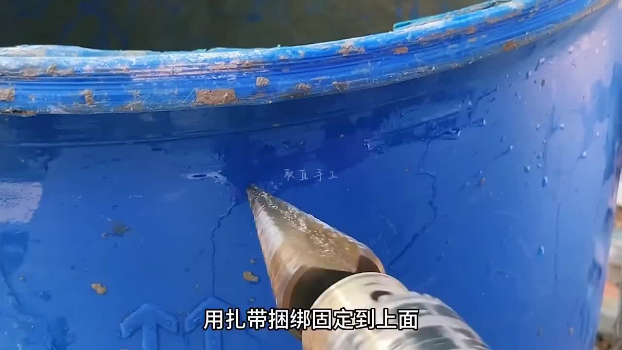 利用塑料瓶和管子制作出一款水流自动截停装置