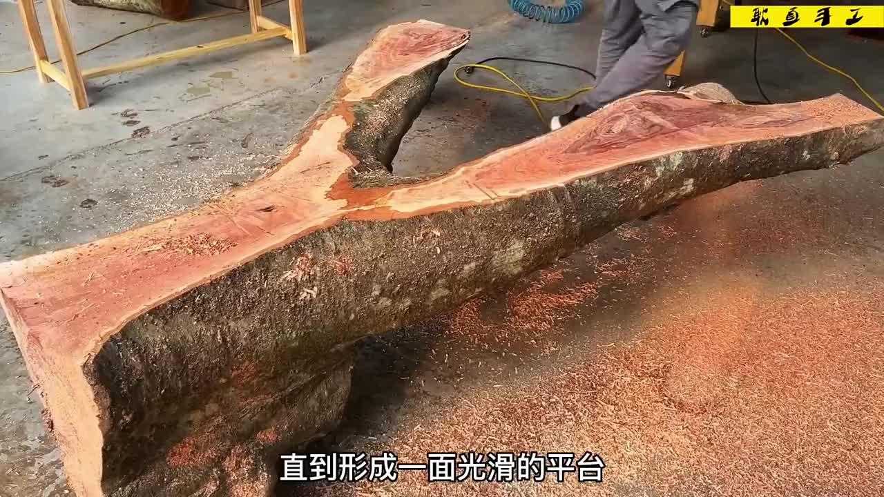 一根烂木头经过一番制作后，竟然打造出一款造型别致的奢侈物