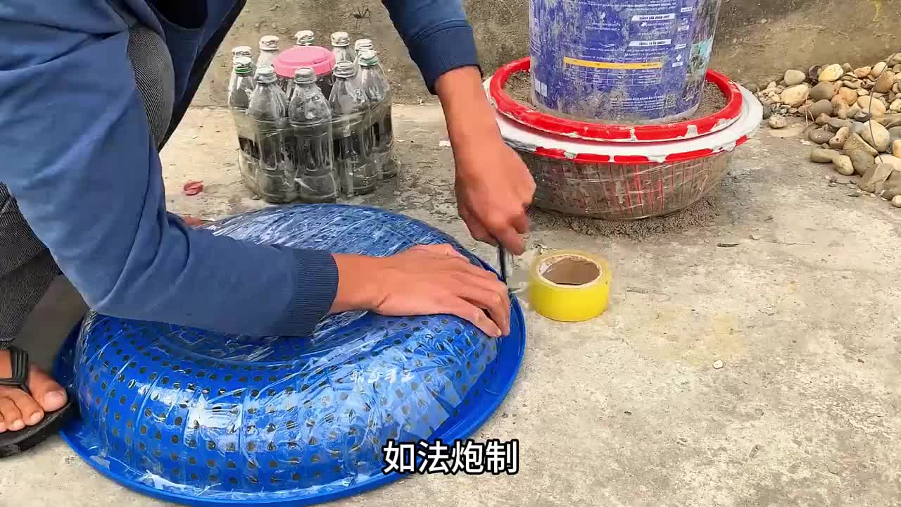 利用塑料瓶和几个塑料筐竟然制作出一座小巧精致的庭院鱼池