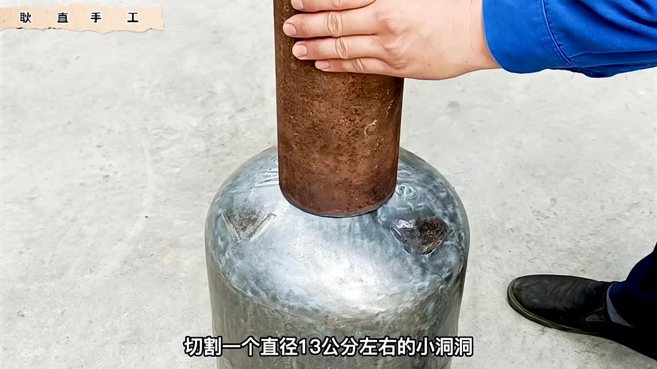 小伙利用废弃煤气罐制作可烧烤的柴火炉