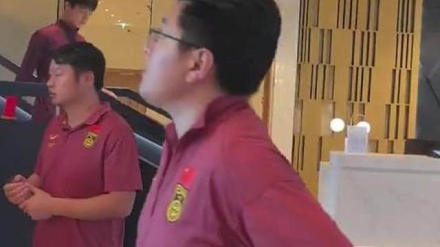 1月24日，U23国足启程赶往比赛场地，球迷现场加油鼓劲。