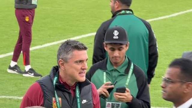 安东尼奥长舒一口气，与看台妻子握手庆祝