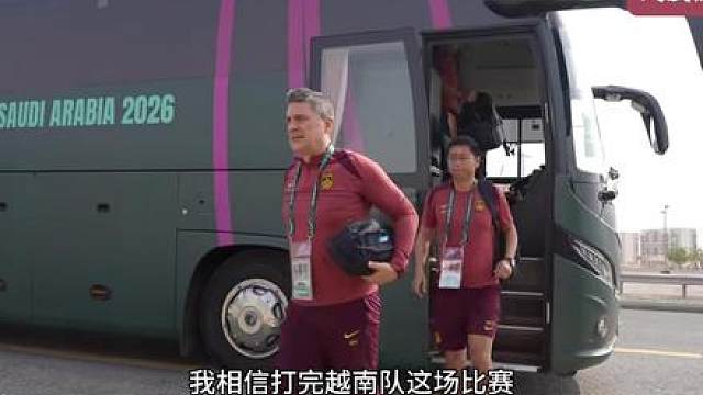 十年磨一剑，安东尼奥 而这些细节，是他从2018年开始，接手各级国字号球队，八年期间一步一步将众弟子带上来的点点滴滴。作为一个西班牙人，他不是不懂控球，而是他更懂得他手下的中国球员和这个国家。 赛后谢场，众球员将主帅安东尼奥举起，让他接受球迷的欢呼，所谓奇迹不过是，这位西班牙教练深耕中国青训，十年磨一剑的必然结果。