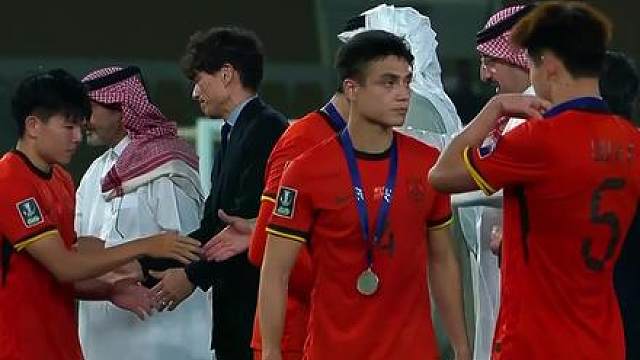 U23国足夺得亚洲杯亚军，小伙子们满脸不甘。