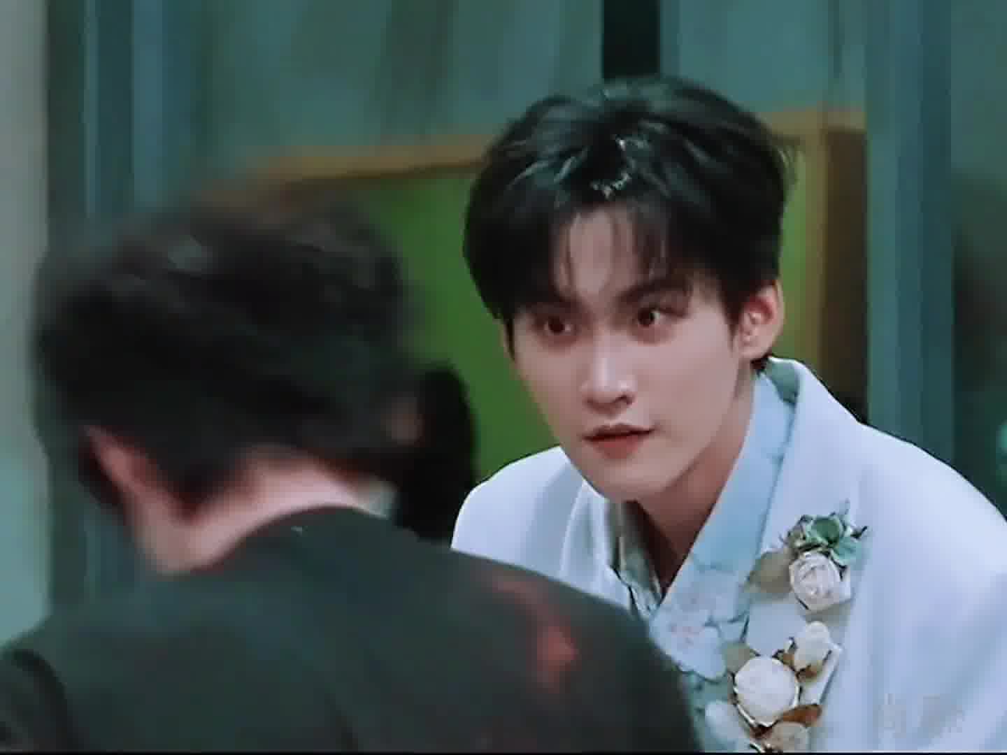 群演 。  家人们，谁懂啊！他不舍得泼给热巴，就把气撒在了我身上！