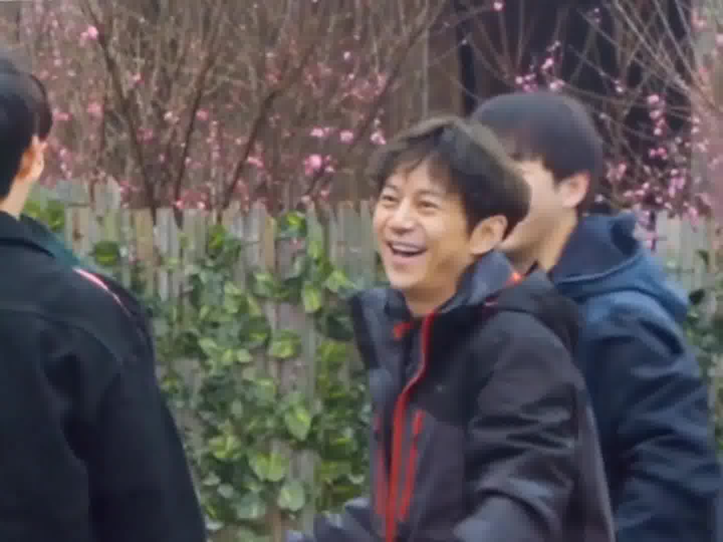 看张艺兴怎么把牛肉带进来的