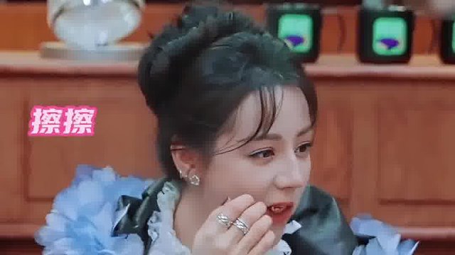 热巴替我享受烧烤美味