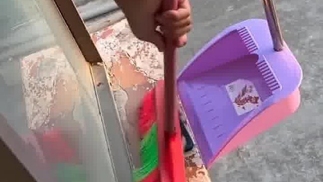 注意看，该男子由于不小心