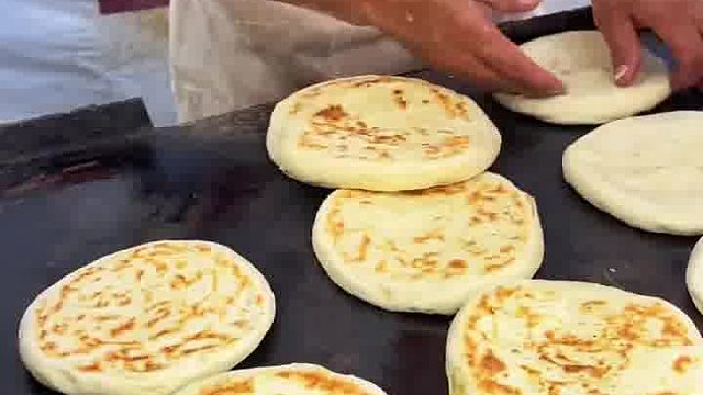 “即使生活破烂不堪，也会有温暖的事物缝缝补补。