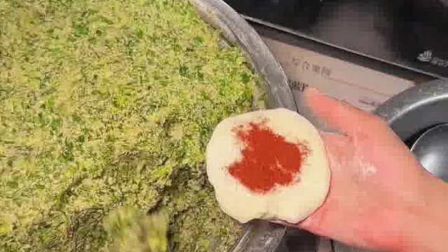 在巷子里吃到了又香又辣的油脂饼