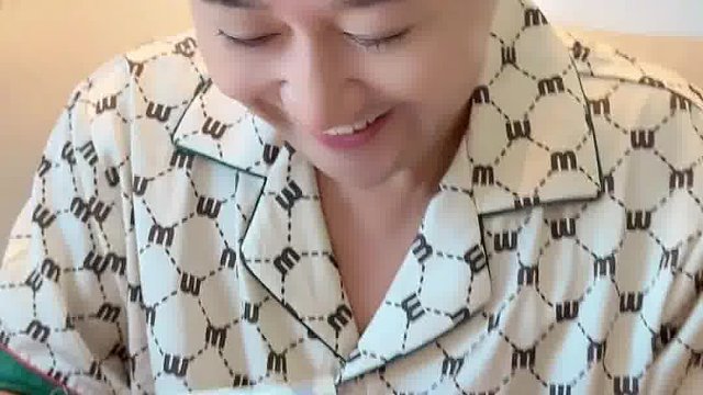 给他点零花钱！