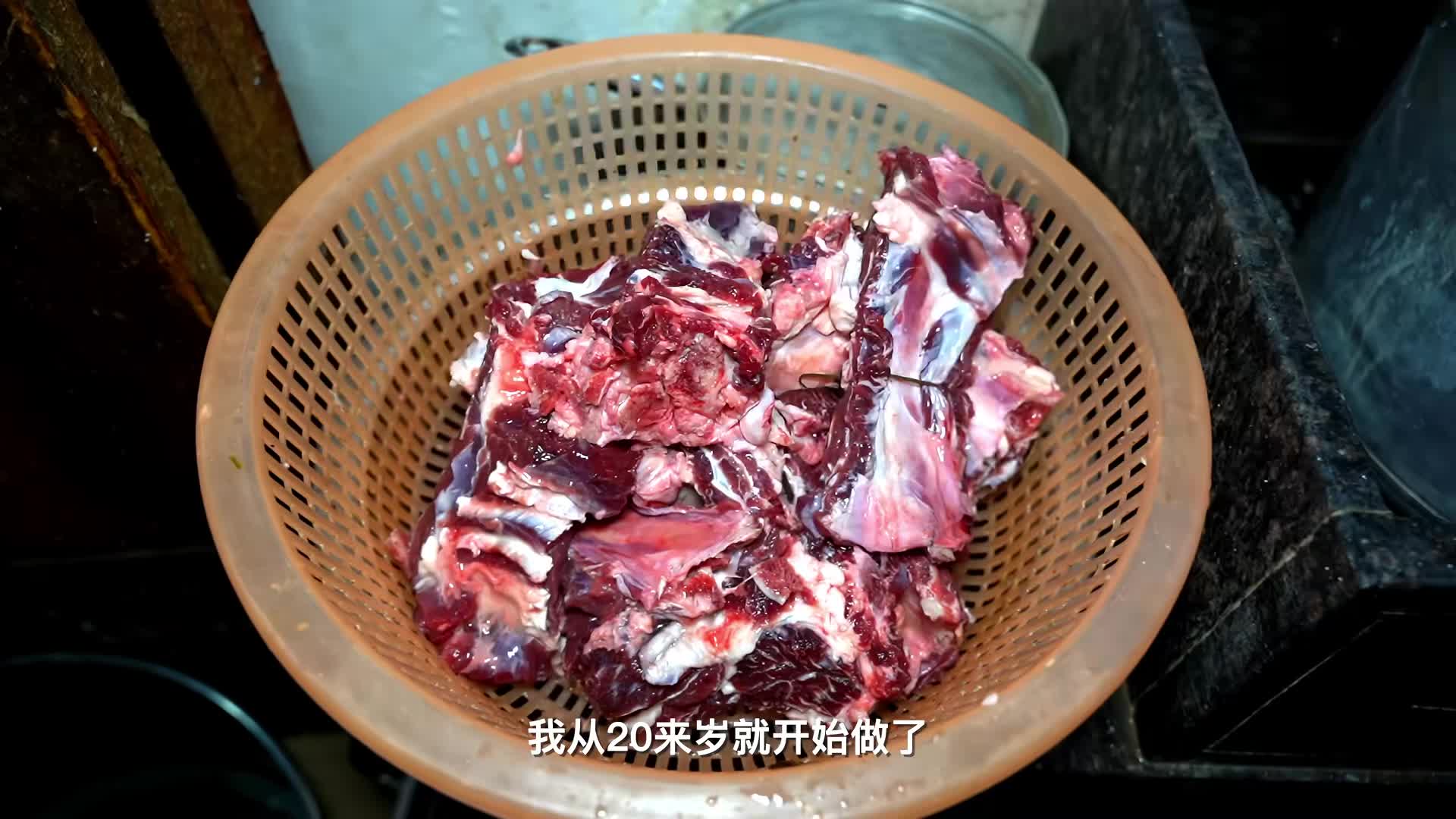 40元1根的大牛排，夫妻俩做了30年，藏在菜市场里还要排队吃