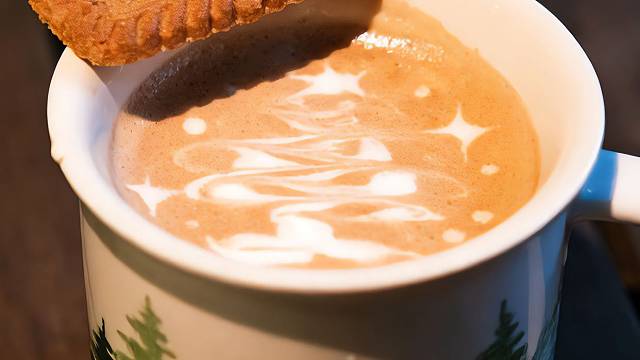 咖啡是成年人白天的酒，而拿铁是它微醺时的梦