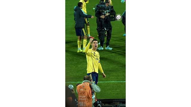 赢球了终于开心了！C罗领衔胜利队友答谢球迷