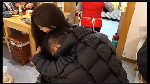 【小酷】找借口抱小姐姐，小姐姐肉眼可见的嫌弃！