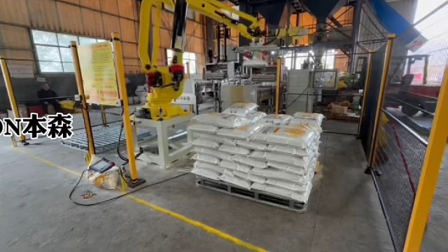 化肥码垛不用愁，机器人来帮你守！顶8人，省成本，耐粉尘，不误工！#化肥码垛机器人 #农资神器 #自动