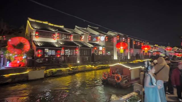 成功的道路上并不拥挤 所以只要努力坚持 好运都会到来的