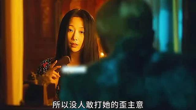 小伙不顾村民们的反对直接一锤把河神像砸了个窟窿