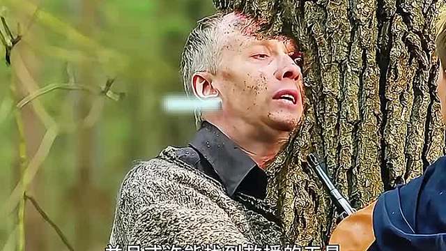 男人不慎被大树吃掉了半边身子