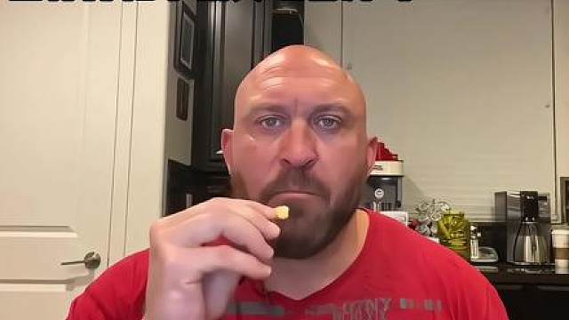 当你打和平精英吃薯片时