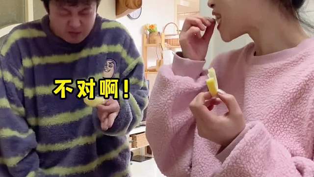 用柠檬攻击了小卷毛两次！