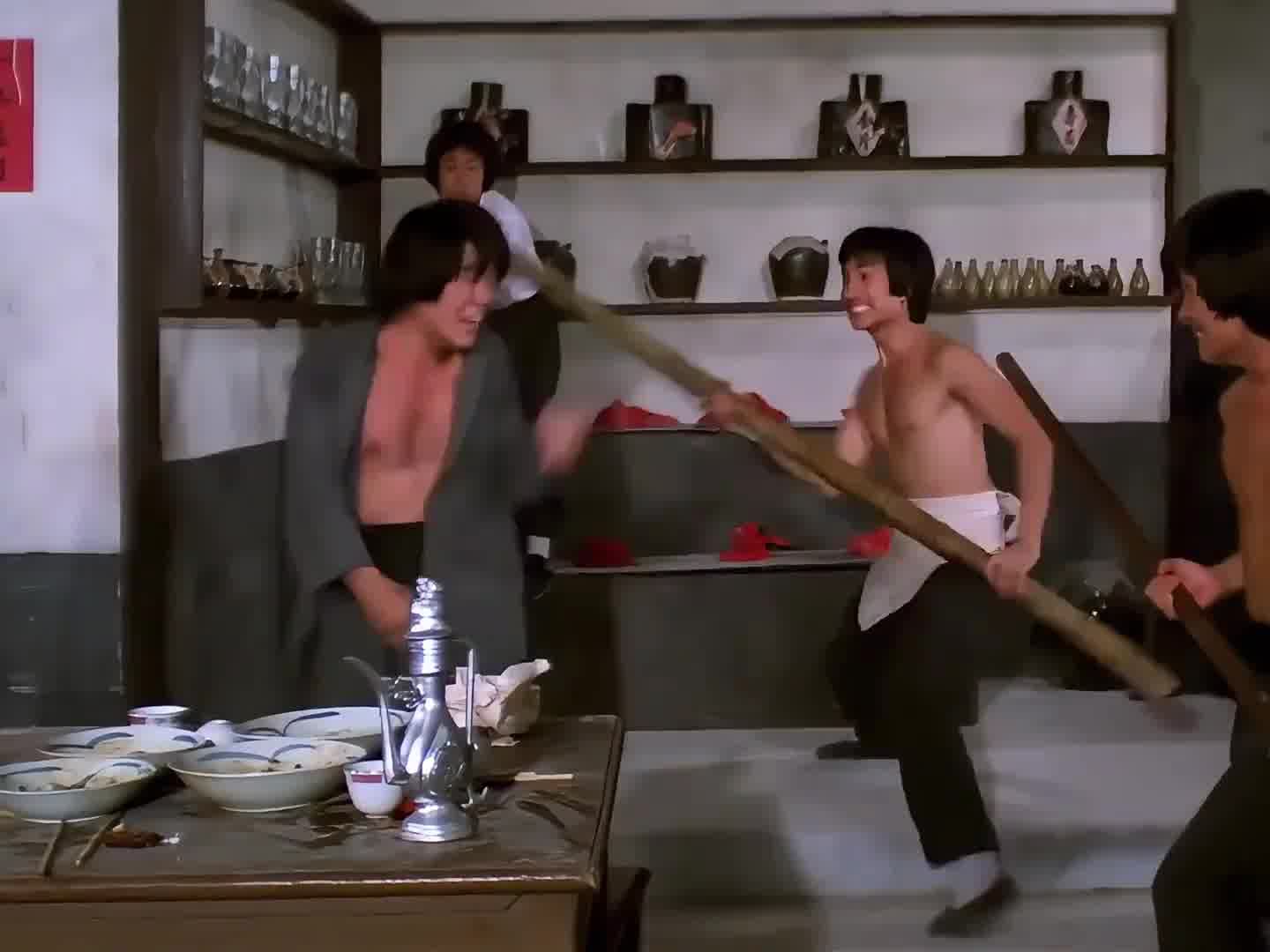 不说话 只是一味地蹲下