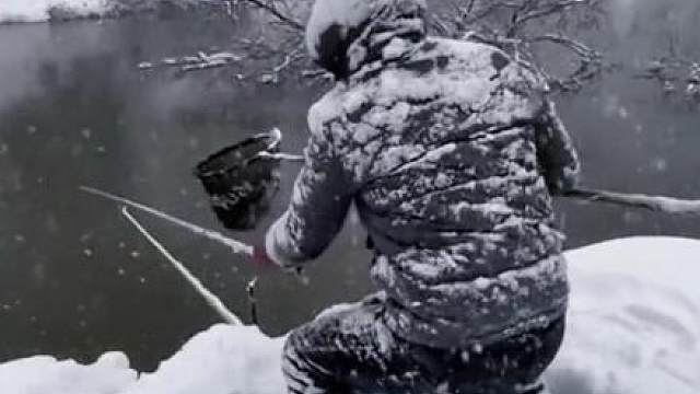 全体钓友起立，给这位钓友降半漂致敬