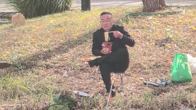 钓鱼佬的信仰：泡面可以冷，鱼口不能等。