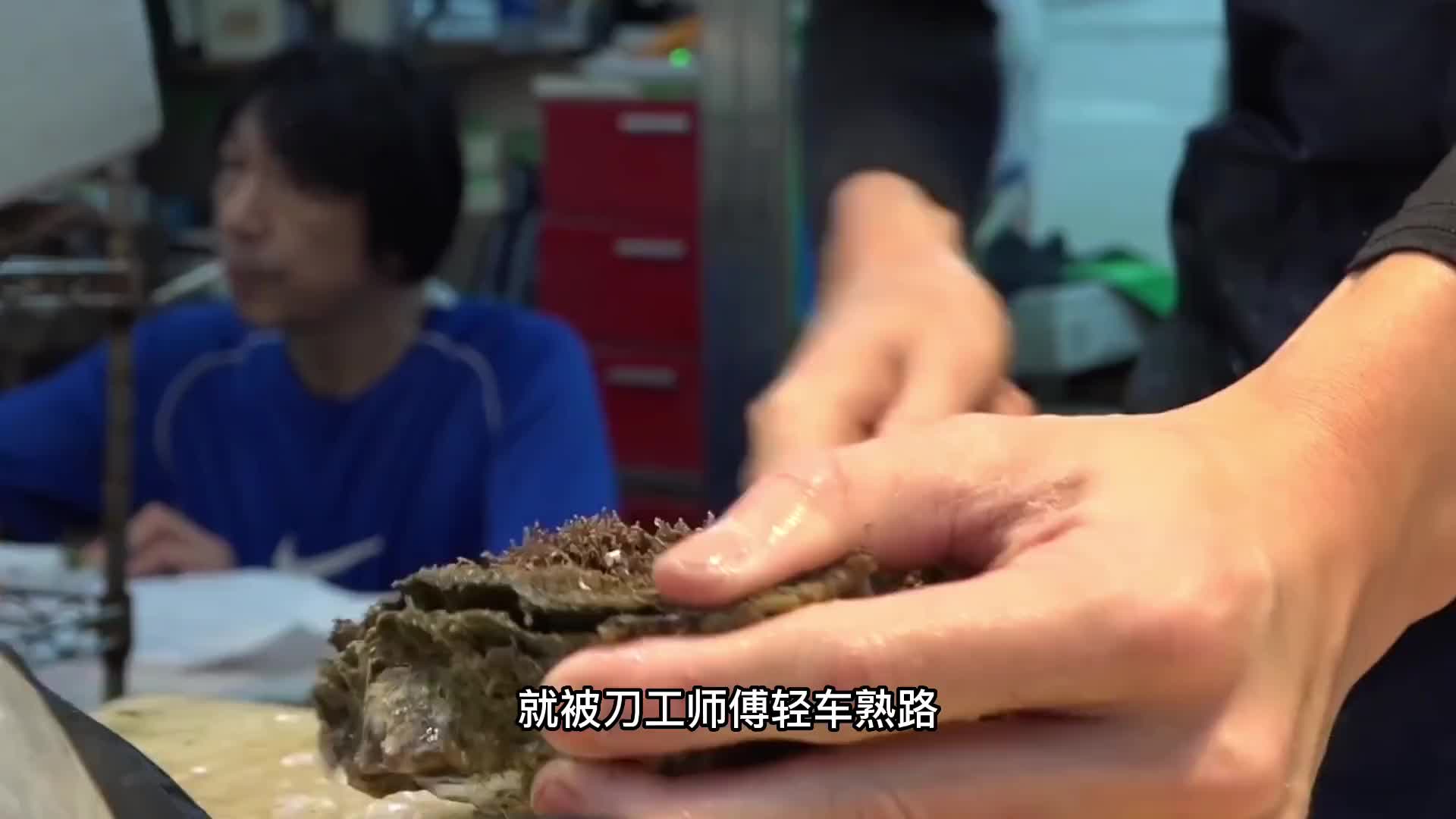 刚去完壳的大生蚝，一口嗦下，鲜美又多汁。