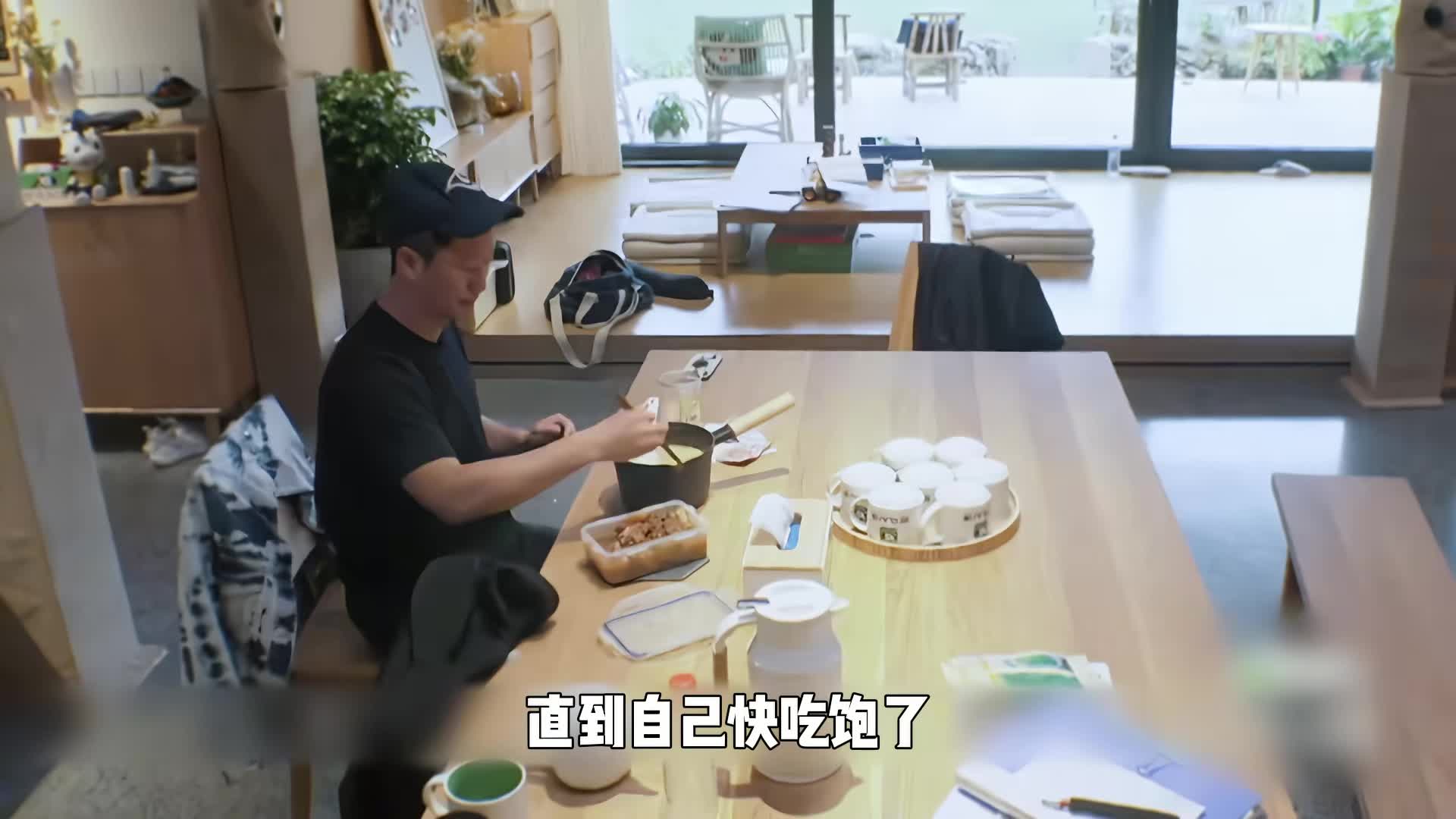 吴京煮面只顾自己吃，谢楠生气了还得忍住去哄他