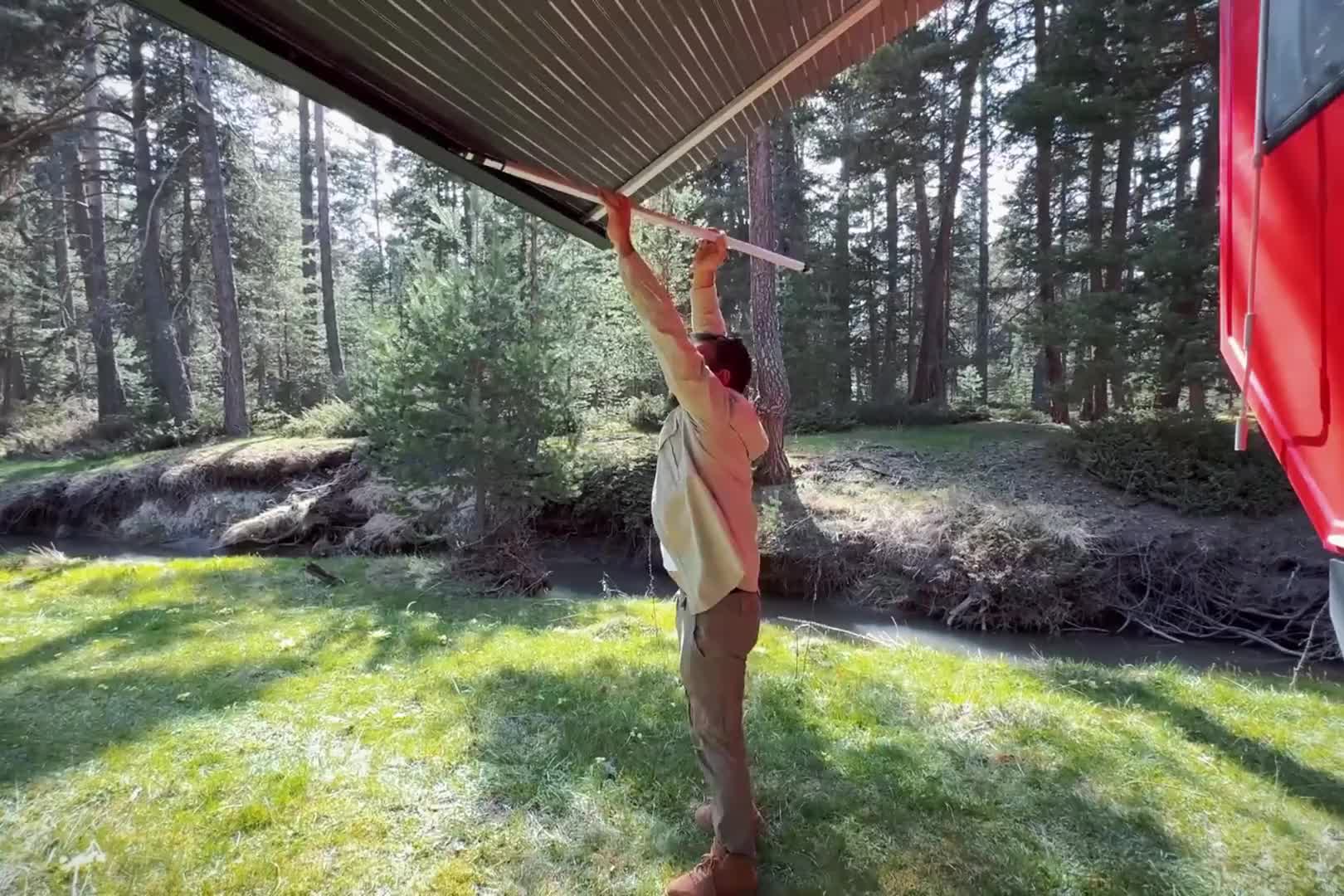 第1集：男人驾驶自制房车到森林中，帮助好兄弟离开泥坑，一家三口露营