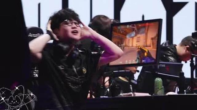 摘下耳机想听粉丝欢呼的 （timing错误，主持人领喊正好轮到了天禄）