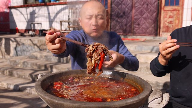 150买了两扇羔羊排，今天“石锅涮羊肉”，裹满芝麻酱爽翻了