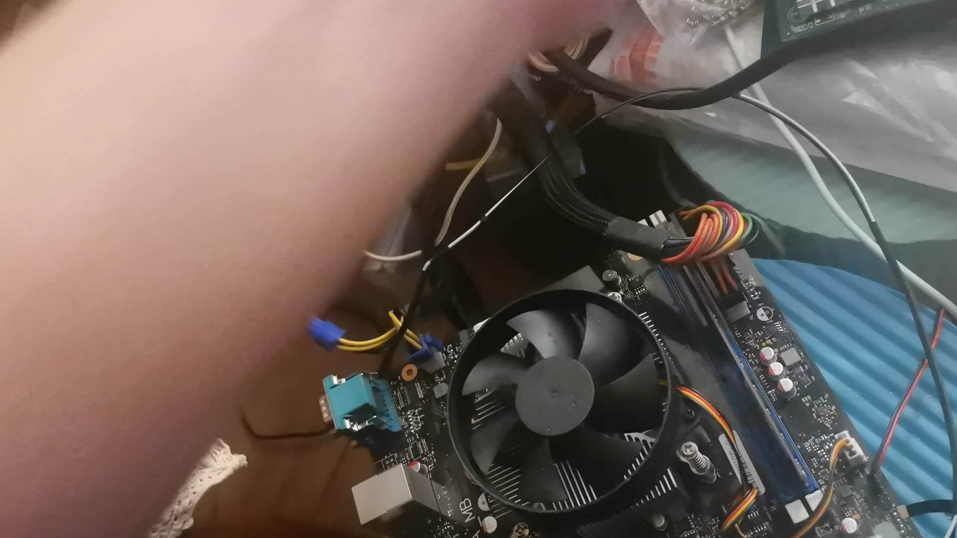 45包邮的金邦国产福建晋华8G DDR4 2666内存条开箱上机测试（清华同方兆芯MZ67A无法启动）