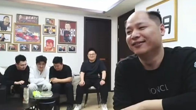 旭旭宝宝：老王假发被摘完整版，一秒不用剪hh；王哥为了做效果太拼了；假发链接能推我下吧，太帅了hh