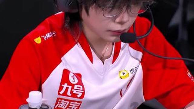 钟意只是休息没有退役，巅峰赛被队友贴脸开大，质疑钟意真实实力，结局却直接反转